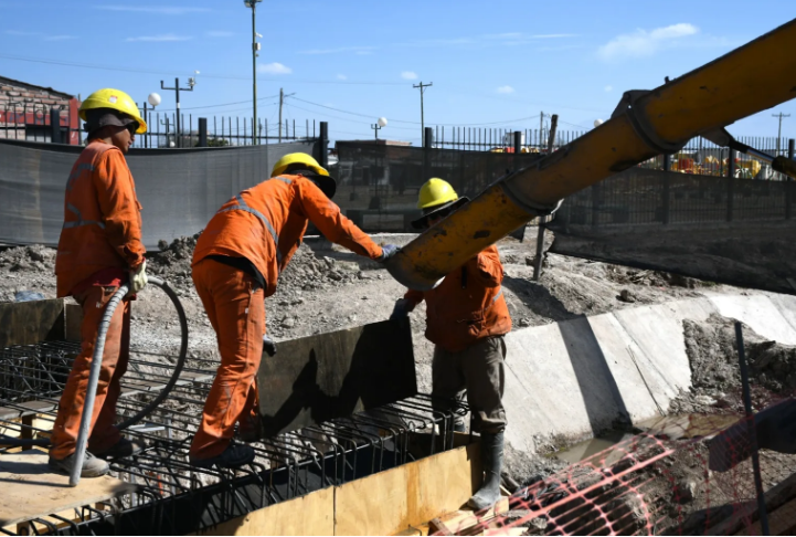 Construyen un paso vehicular sobre el canal pluvial Walter Adet